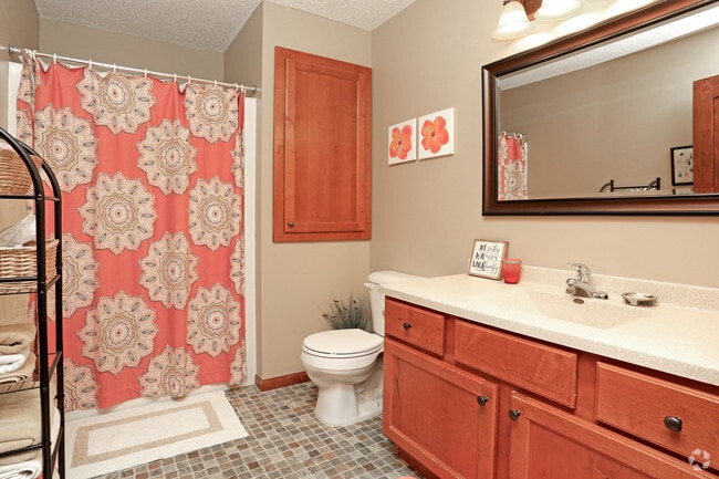 2BR, 2BA - 1082 SF