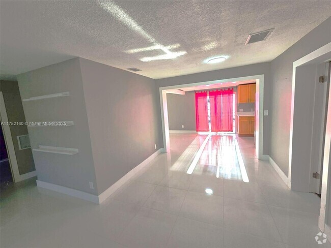 Building Photo - 2601 NE 9th Ave Rental