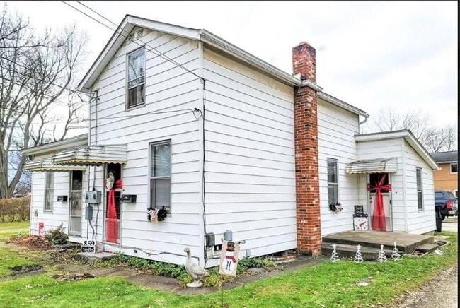 Photo - 857 Wales Rd NE