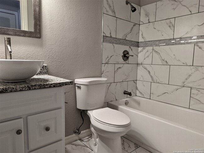 Guest bath - 206 Rivertree