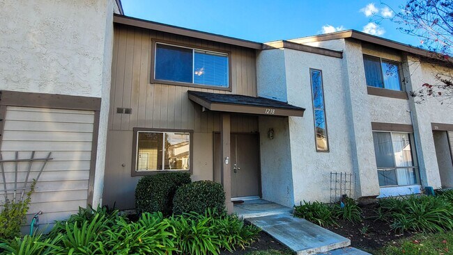 Two Story 2 Bed 1.5 Bath With Double Car G... - Two Story 2 Bed 1.5 Bath With Double Car G... Condo