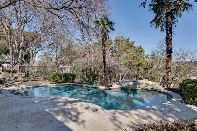 132 Lakeway Dr