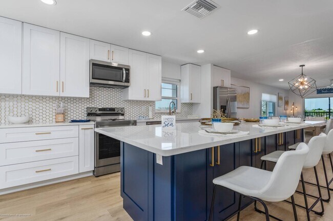 Huge Kitchen w/Center Island - 5600 Beach Way Dr Unit 315