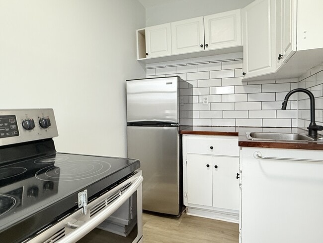 Building Photo - 74 Hanna St W Unit 8