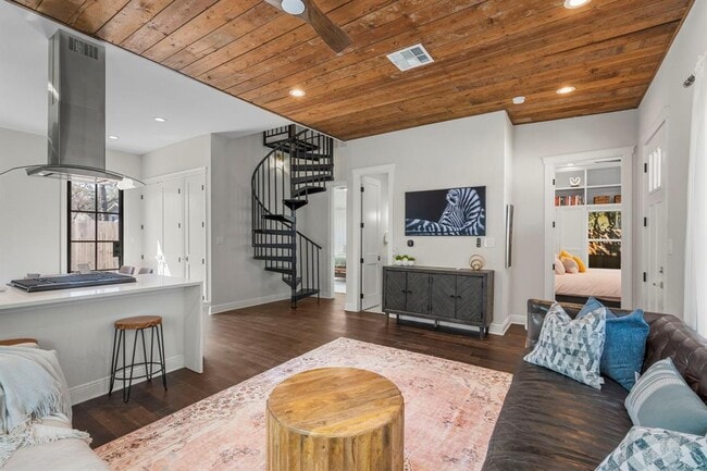 Photo - 1003 Romeria Dr