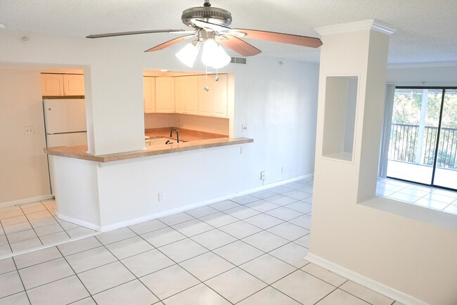 Photo - 2112 S Cypress Bend Dr Unit 404
