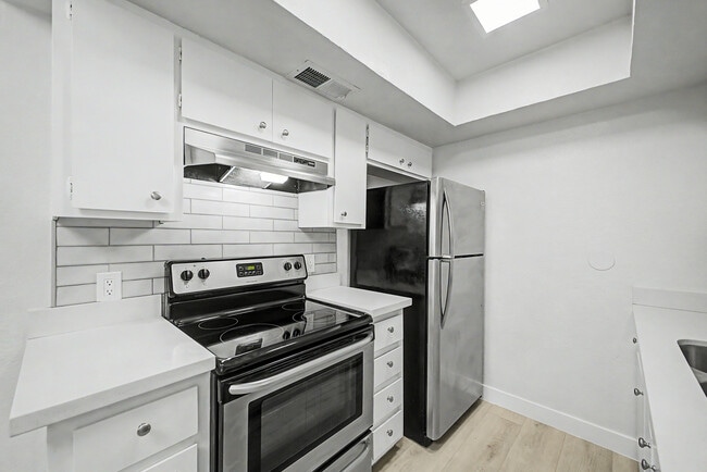 Building Photo - 2937 E Beck Ln Unit Beck Lane #2