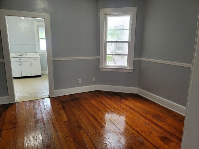 Photo - 742 W King St