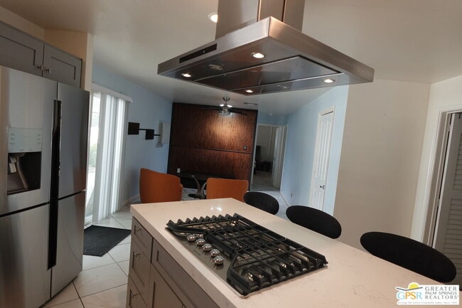 381 Club Cir Dr