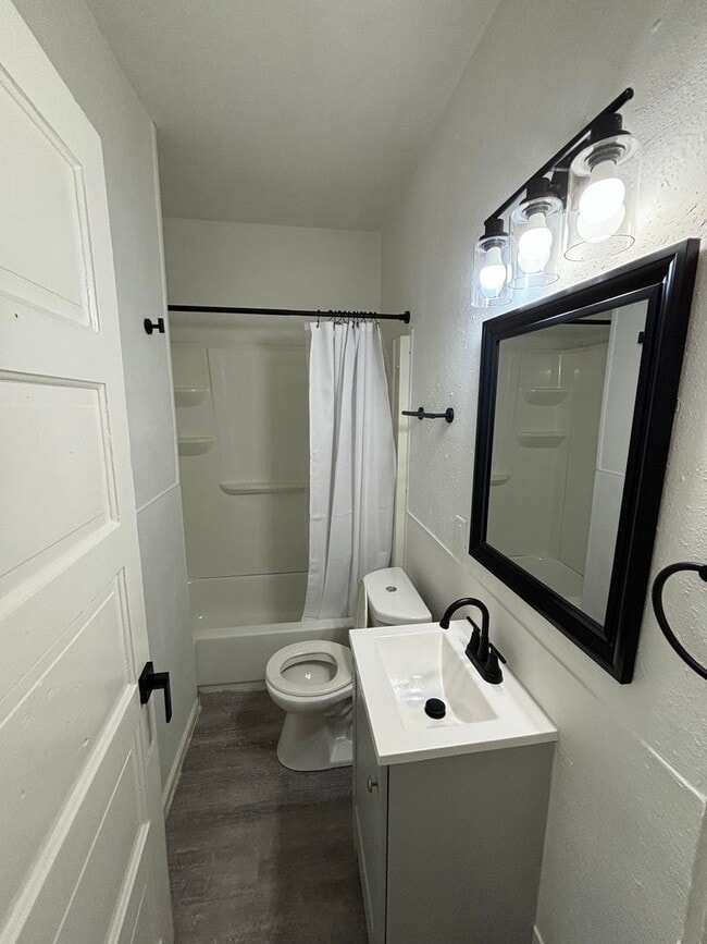 Building Photo - Spacious 6-Bedroom Home with Modern Update...