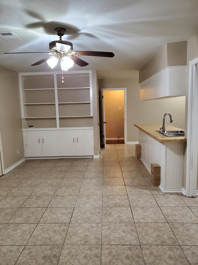 Photo - 5739 Schevers St