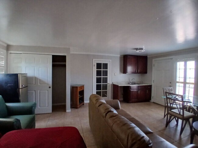 445 Rosemont St Unidad Studio