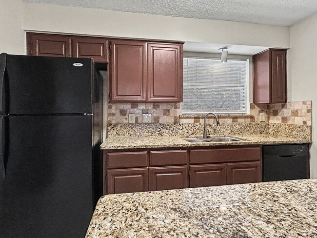 Building Photo - Charming 2BR Condo with Vaulted Ceilings, Fireplace & Pool Access