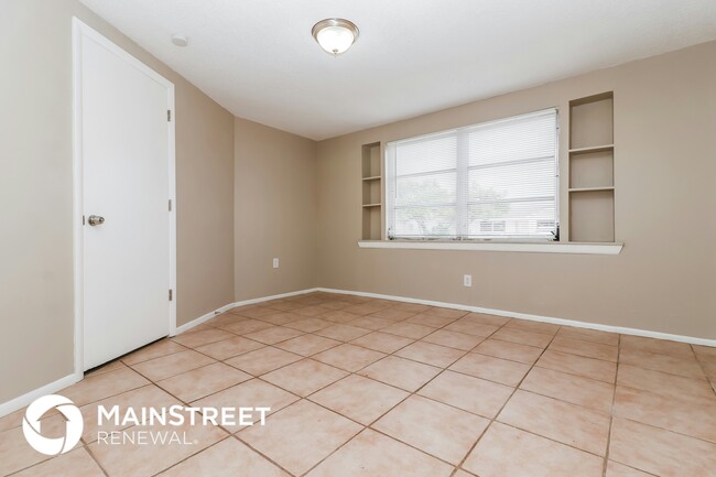 Photo - 10911 Piccadilly Rd