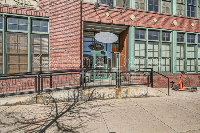 Photo - 2441 N Broadway Unit 203