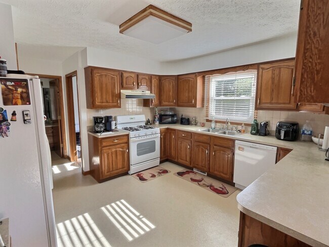 Large Kitchen - 3951 Lake Vista Rd Unit 3951