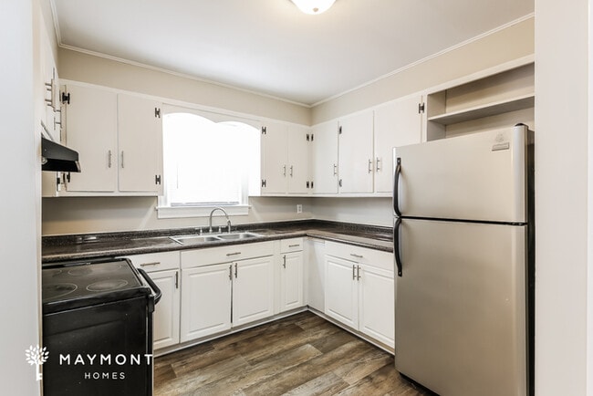 Photo - 224 S Wingate Rd