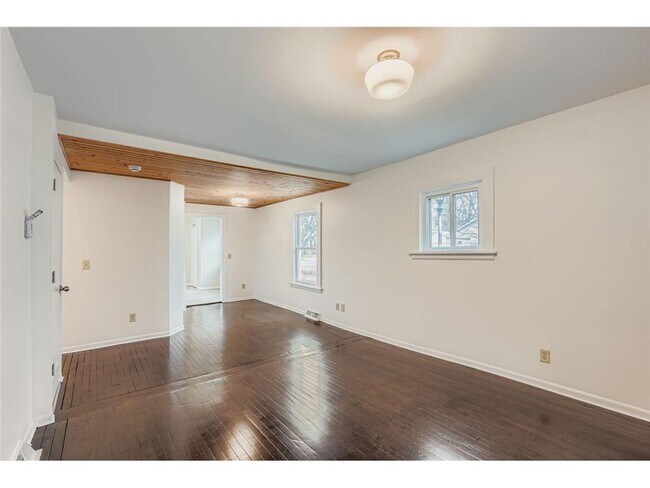 Photo - 475 Lawson Ave W