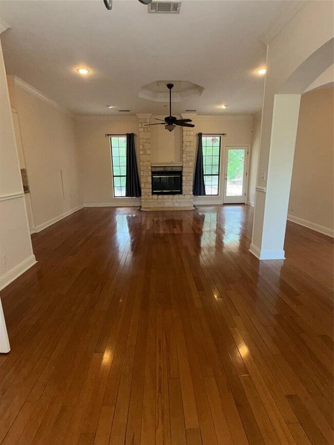 Photo - 611 Rolling Green Dr