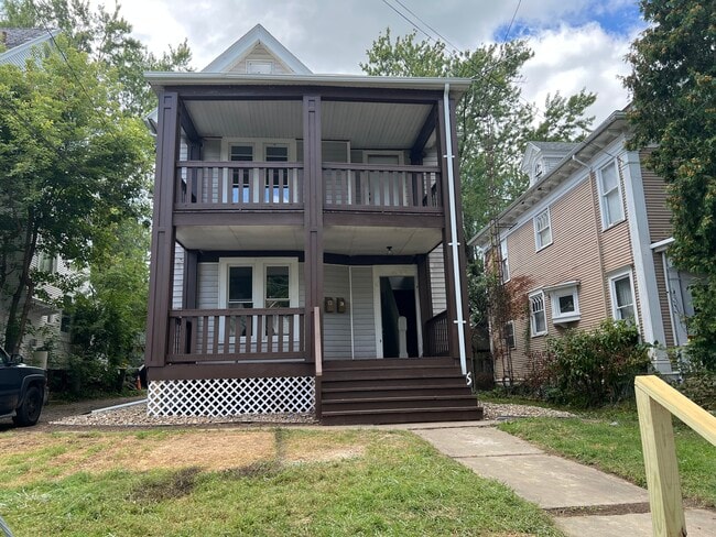 Building Photo - 30 Douglas Ave Unit B