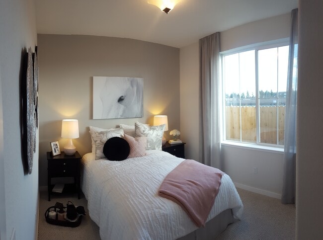 Down stair bed room with full bed room - 1826 Yellowwood Ave