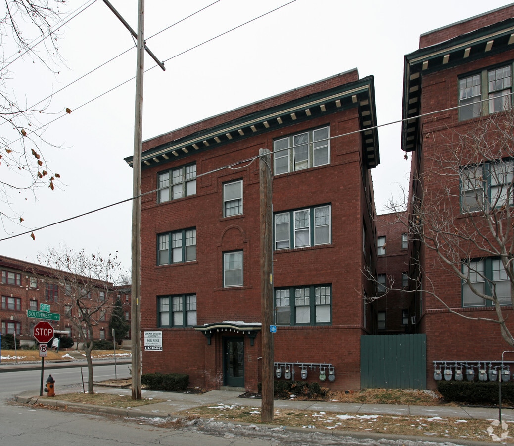 Photo - 720-722 W 38th St Apartments
