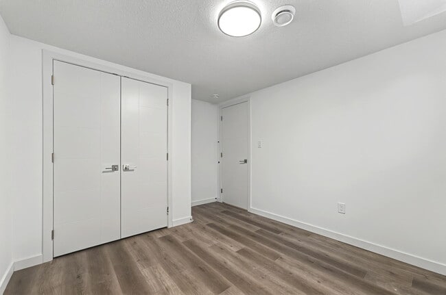 Photo - 15407 90 Av NW