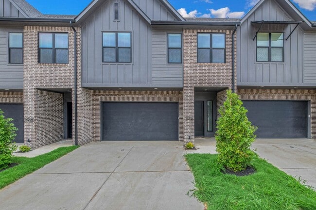 Building Photo - Brand new 4/4.5 Townhome