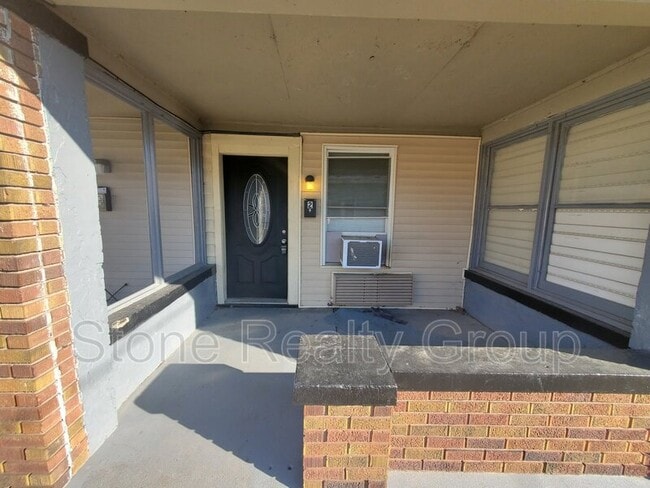 Building Photo - 814 Lincoln St Unit 2