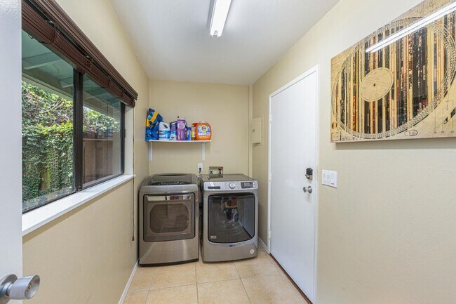 Photo - 2 bedroom, 1 bath duplex with small back yard, carport space Unit 2 bedroom