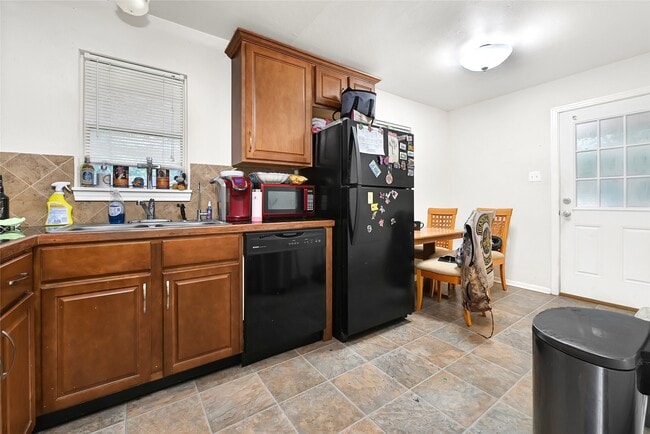 Photo - 330 Robin St