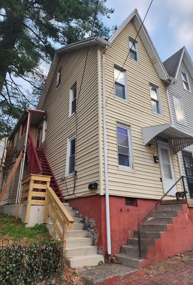 Building Photo - 117 Walnut St Unit 2