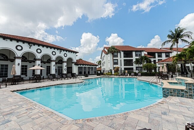 Building Photo - Ground-Level Comfort in North Naples – 2BR... Rental