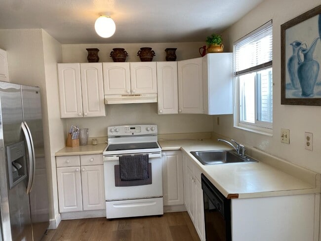 Photo - 81 Camelot Ct