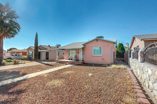 Photo - Charming 3 bedroom, 2 bath home in Central El Paso! Special No admin fee, $29 application fee!