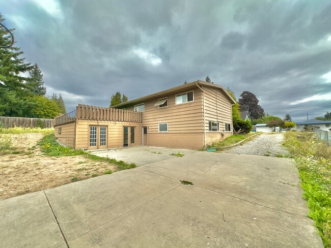 Building Photo - 2,510 Sq Ft | 5 Bedroom · 3 Bathroom – W/D... Rental