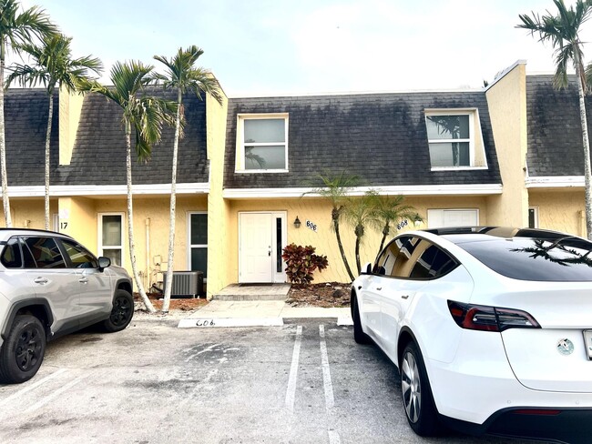 Building Photo - 606 SW 1st St Unit 606 Rental
