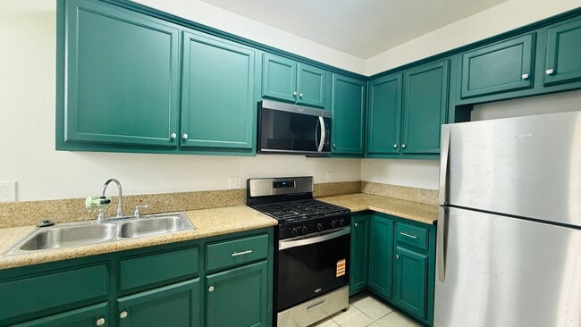 Kitchen - 4760 1/2 Lexington Ave Unit 4760 Half