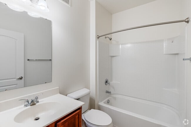 2BR, 2BA - 1,152SF - The Regal - Bathroom - Hidden Ridge