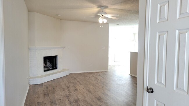 Photo - Adorable 3/2/2 Available May 1st!!