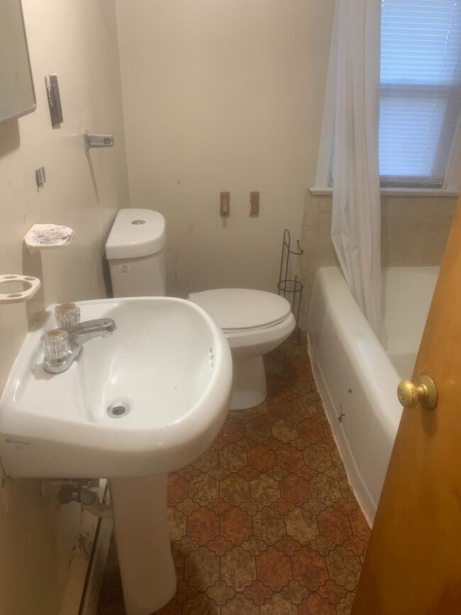 Building Photo - 268 Weber Ave Unit 2 - Second Floor