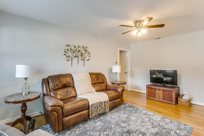 Photo - 4704 Collinwood Ave