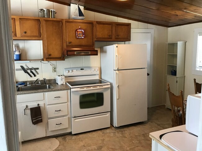 eat-in kitchen with stack laundry
