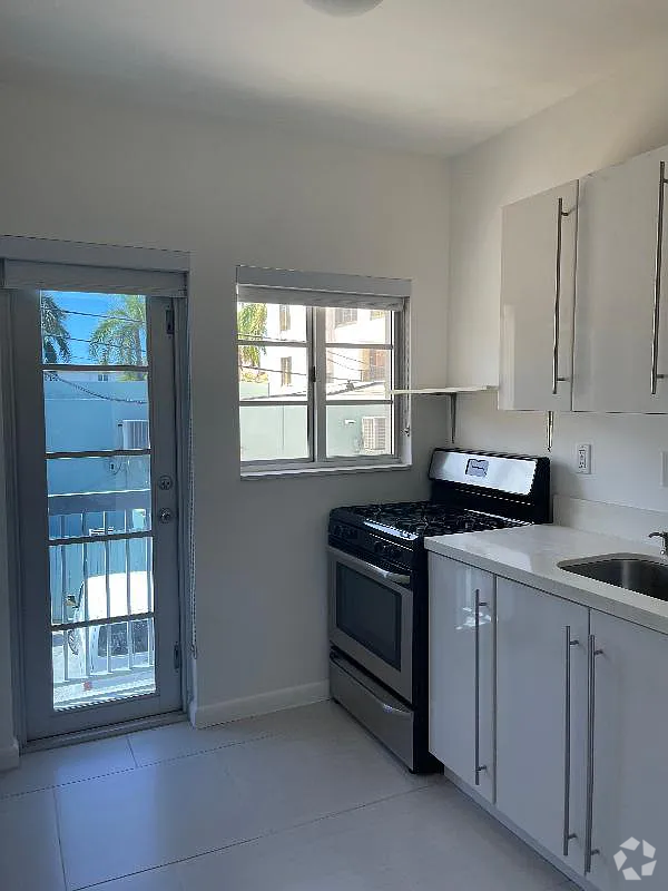 Building Photo - 916 W 42 St Unit 105 Rental