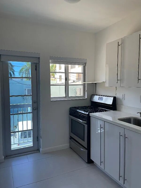 Photo - 916 W 42 St