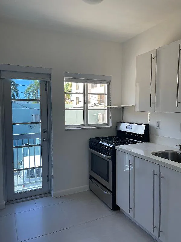 Building Photo - 916 W 42 St Rental