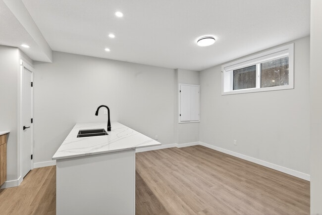 Building Photo - 10920-10130 130 St NW Unit Lower 4B