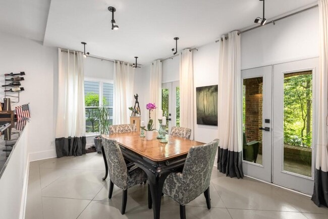 Photo - 827 Monroe Dr