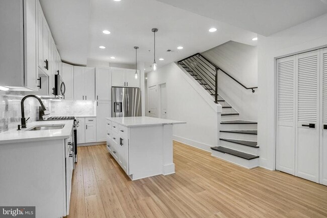 Building Photo - 1225 Raum St NE Unit 1