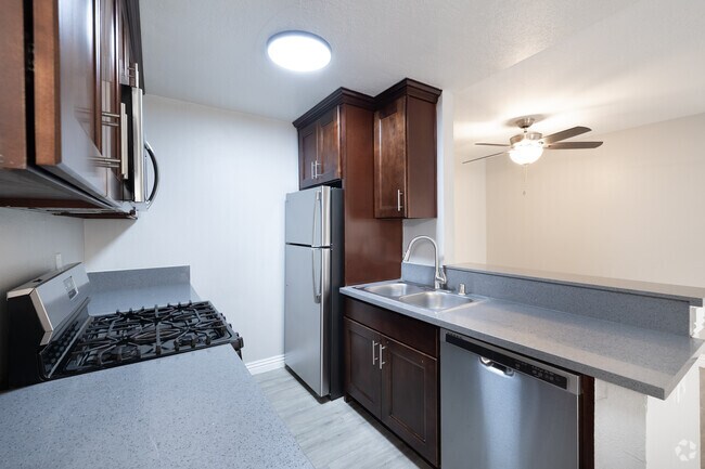 2BR, 2BA - 890SF - Kitchen